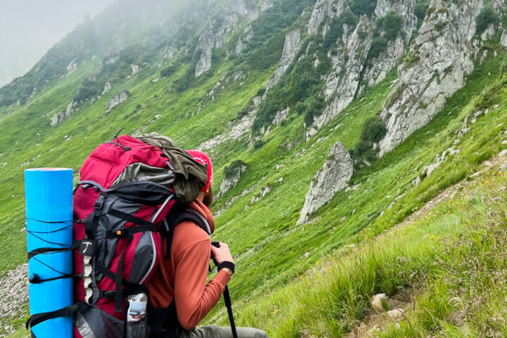Ilustračný stock: turistický batoh a kuchynská váha pred výletom, bez loga outdoor značky.