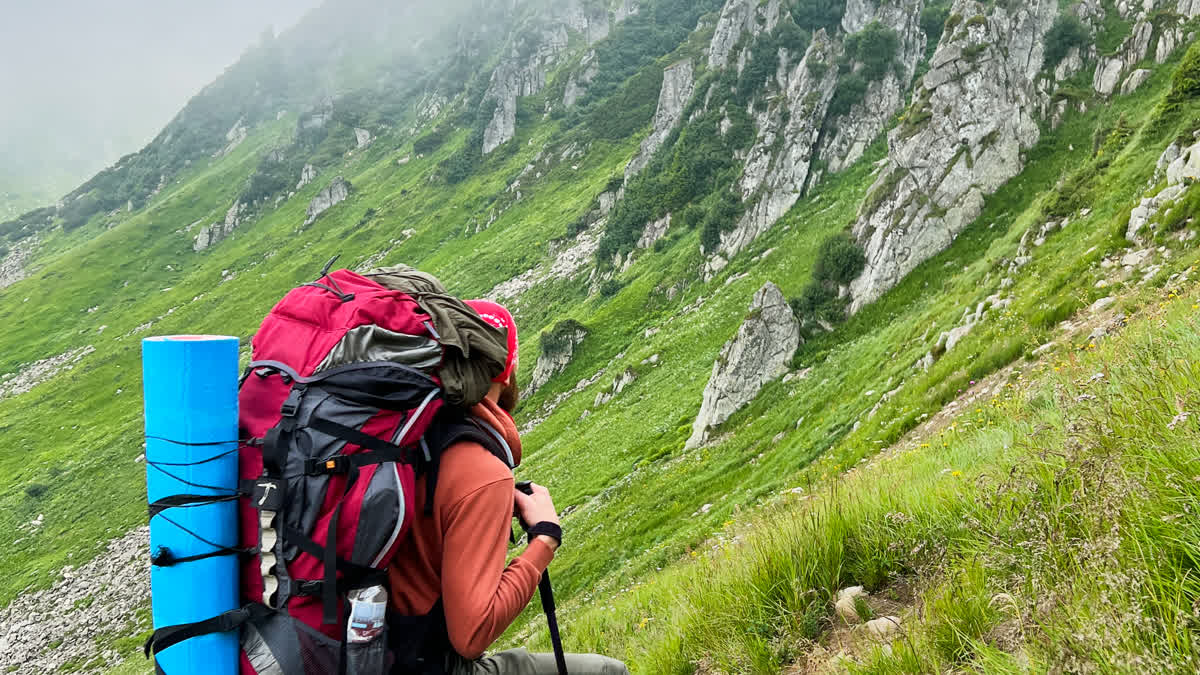 Ilustračný stock: turistický batoh a kuchynská váha pred výletom, bez loga outdoor značky.
