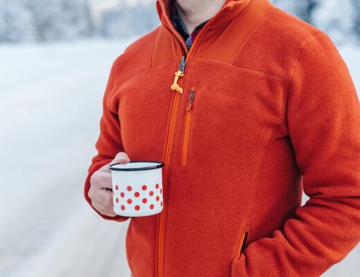 Ilustračný stock: outdoor textília a vrstvy na jeseň, bez loga Gore-Tex, bez fashion lookbooku a bez extrémneho lezenia.
