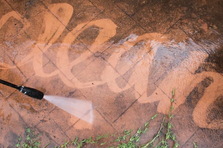 Graffiti na fasáde sa neoplatí nechať „do budúceho týždňa“