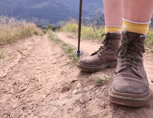 Ilustračný stock: trekové topánky a ponožky na traili civilne bez logo outdoor značky