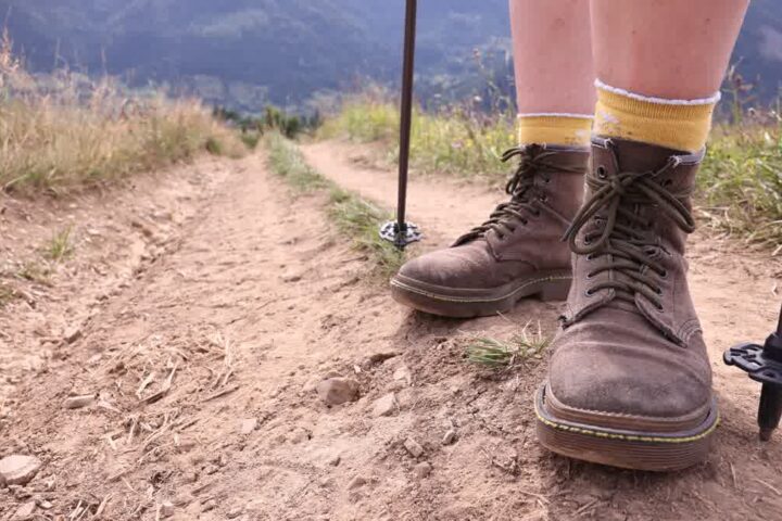 Ilustračný stock: trekové topánky a ponožky na traili civilne bez logo outdoor značky