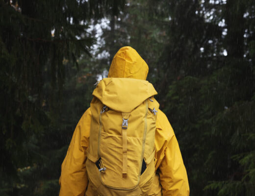 Ilustračný stock: batoh s raincover a spací vak civilne bez outdoor logo