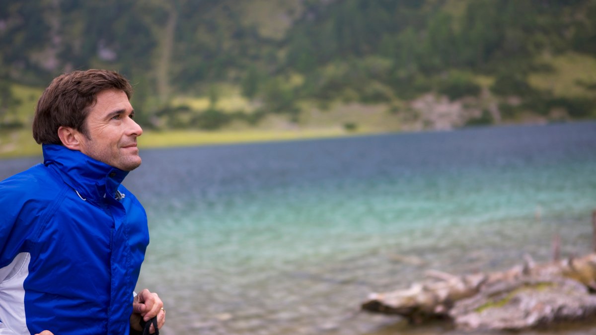 Ilustračný stock: outdoor bunda na horskom chodníku na jeseň, bez loga Gore-Tex/TNF a bez fashion lookbook pózy.