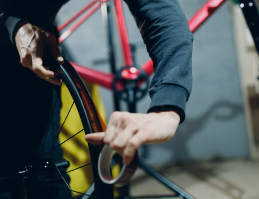 Ilustračný stock: bicyklový ráfik a tubeless páska civilne.