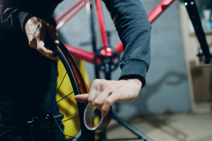 Ilustračný stock: bicyklový ráfik a tubeless páska civilne.