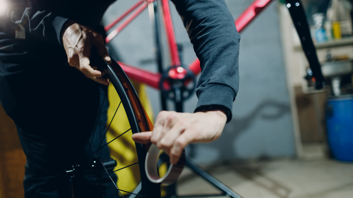 Ilustračný stock: bicyklový ráfik a tubeless páska civilne.
