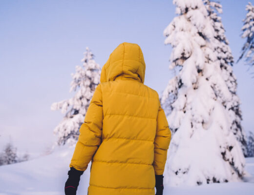 Ilustračný stock: zimná outdoor bunda na snehu, bez loga Gore-Tex/North Face a bez fashion lookbooku.