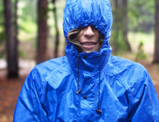 Ilustračný stock: dažďová bunda a vodné perly na látke civilne, bez outdoor loga.