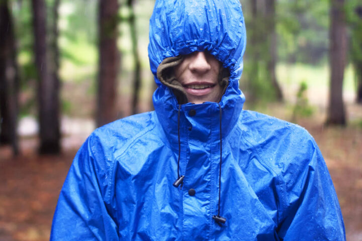 Ilustračný stock: dažďová bunda a vodné perly na látke civilne, bez outdoor loga.