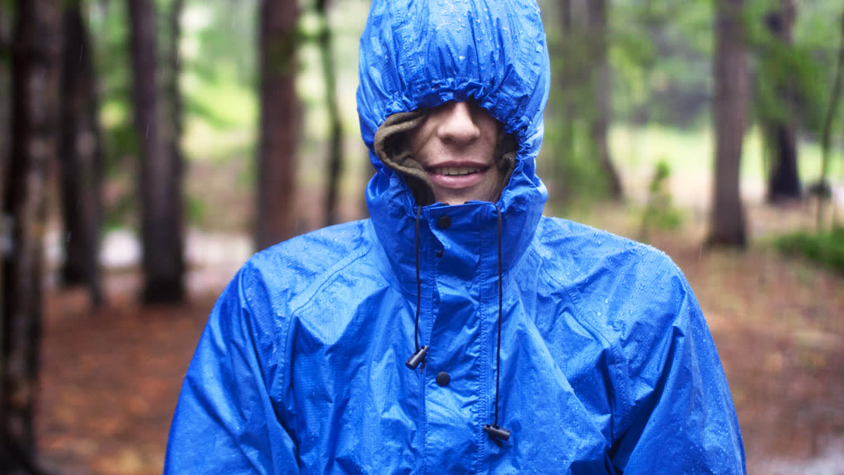 Ilustračný stock: dažďová bunda a vodné perly na látke civilne, bez outdoor loga.